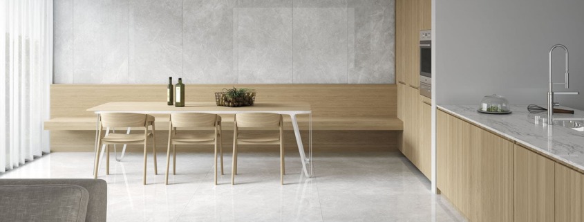Estancia con piso de porcelanato diseño piedra tecnológica gris